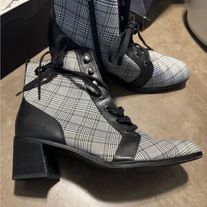 NATURALIZER - 12W Ankle Bootie